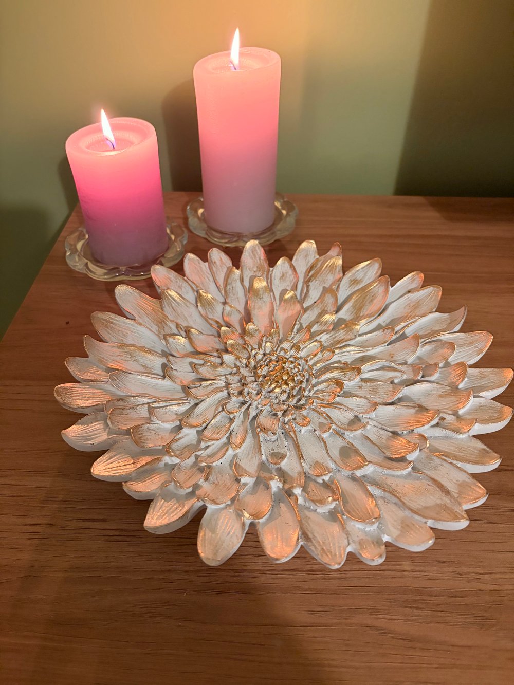 Dekoratif Çiçek Tabak / Sunumluk – Beyaz & Altın Yaldız Eskitme (28 cm)