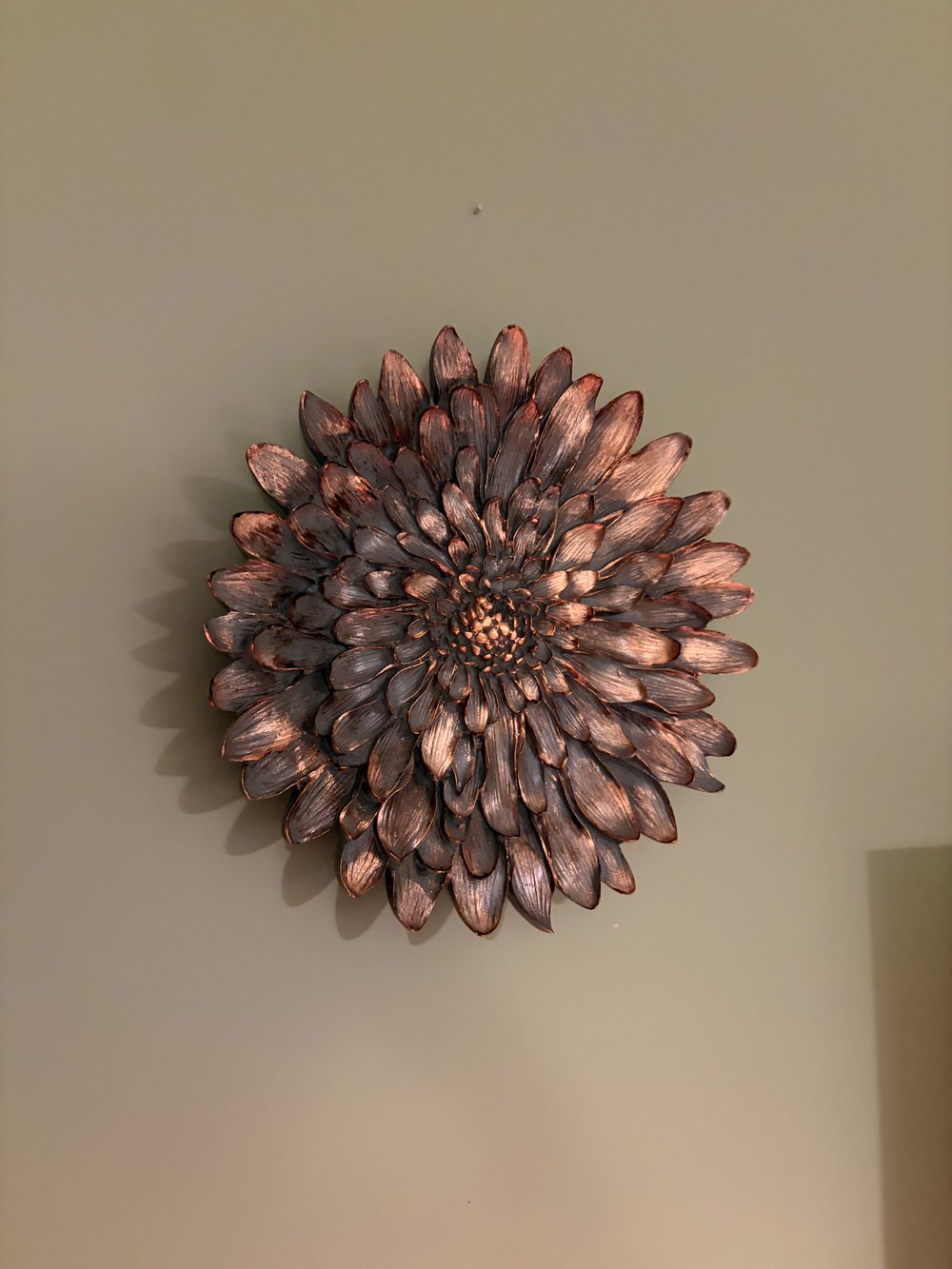 Dekoratif Çiçek Tabak / Sunumluk – Haki & Altın Yaldız Eskitme (28 cm)