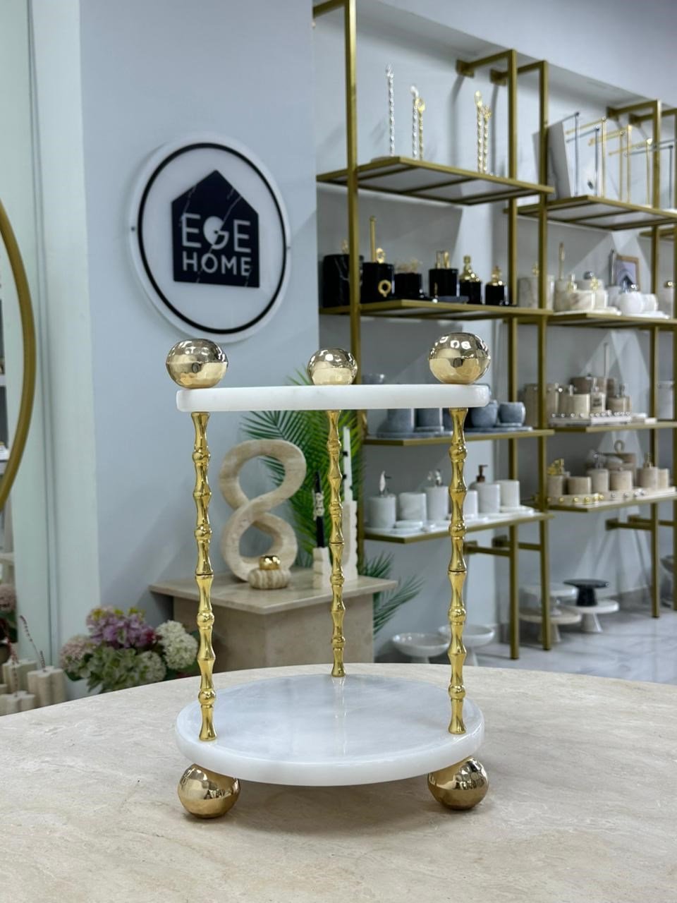 DEKORATİF DOĞAL BEYAZ MERMER 2 KATLI SUNUM TEPSİSİ GOLD DETAYLI