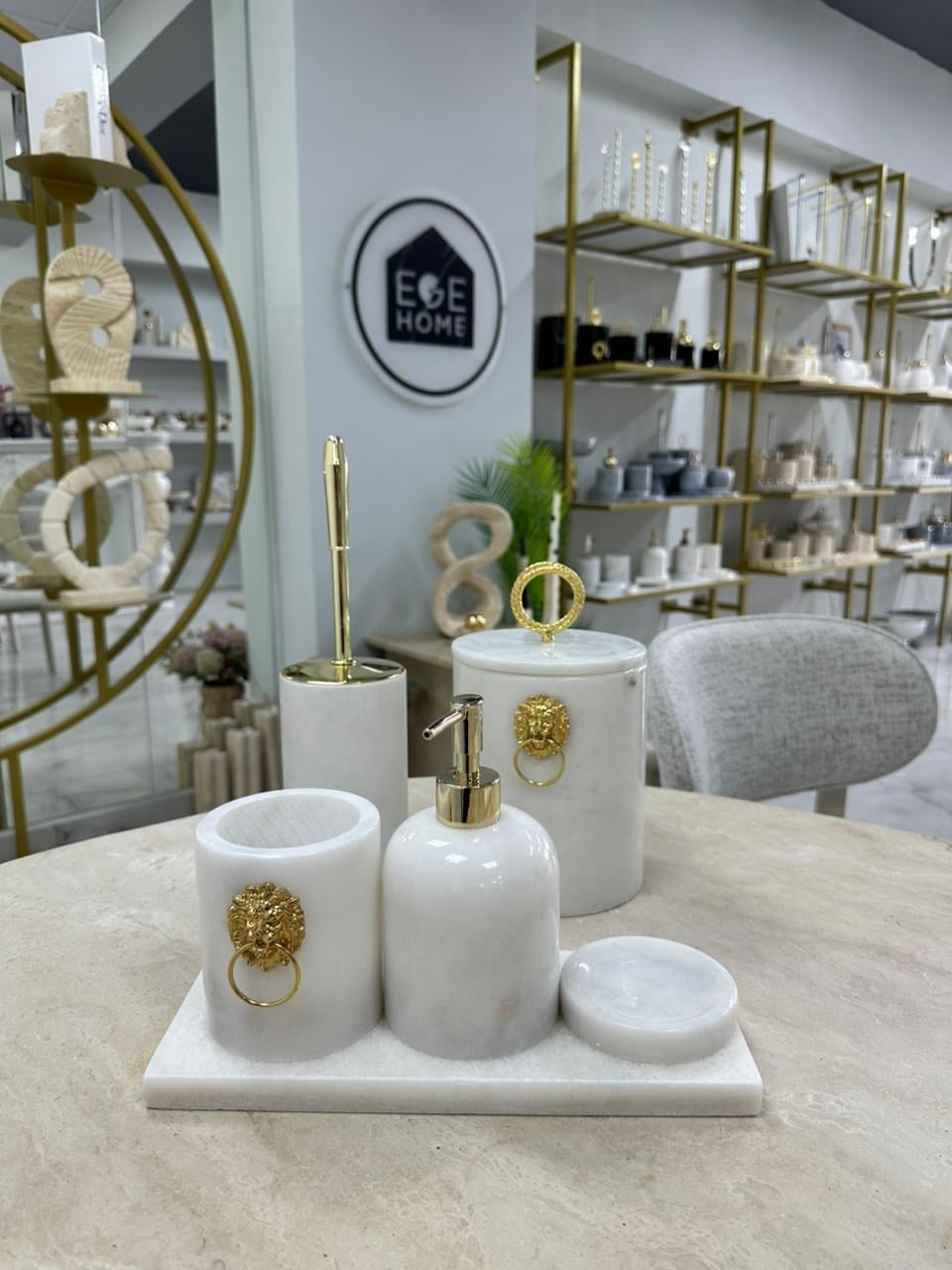 DEKORATİF DOĞAL BEYAZ MERMER 6 PARÇA GOLD ASLAN DETAYLI BANYO SETİ 