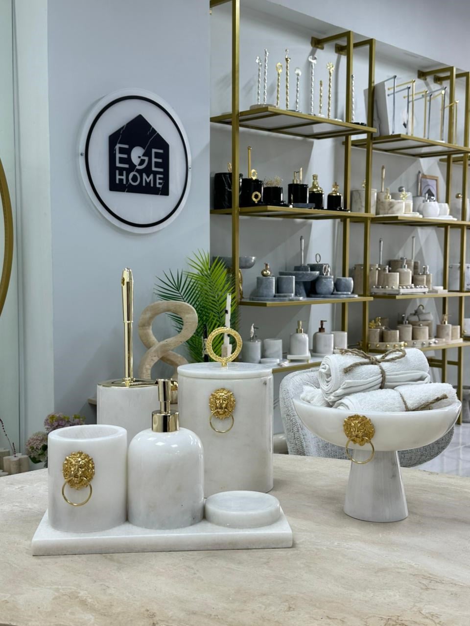 DEKORATİF DOĞAL BEYAZ MERMER 7 PARÇA GOLD ASLAN DETAYLI BANYO SETİ 