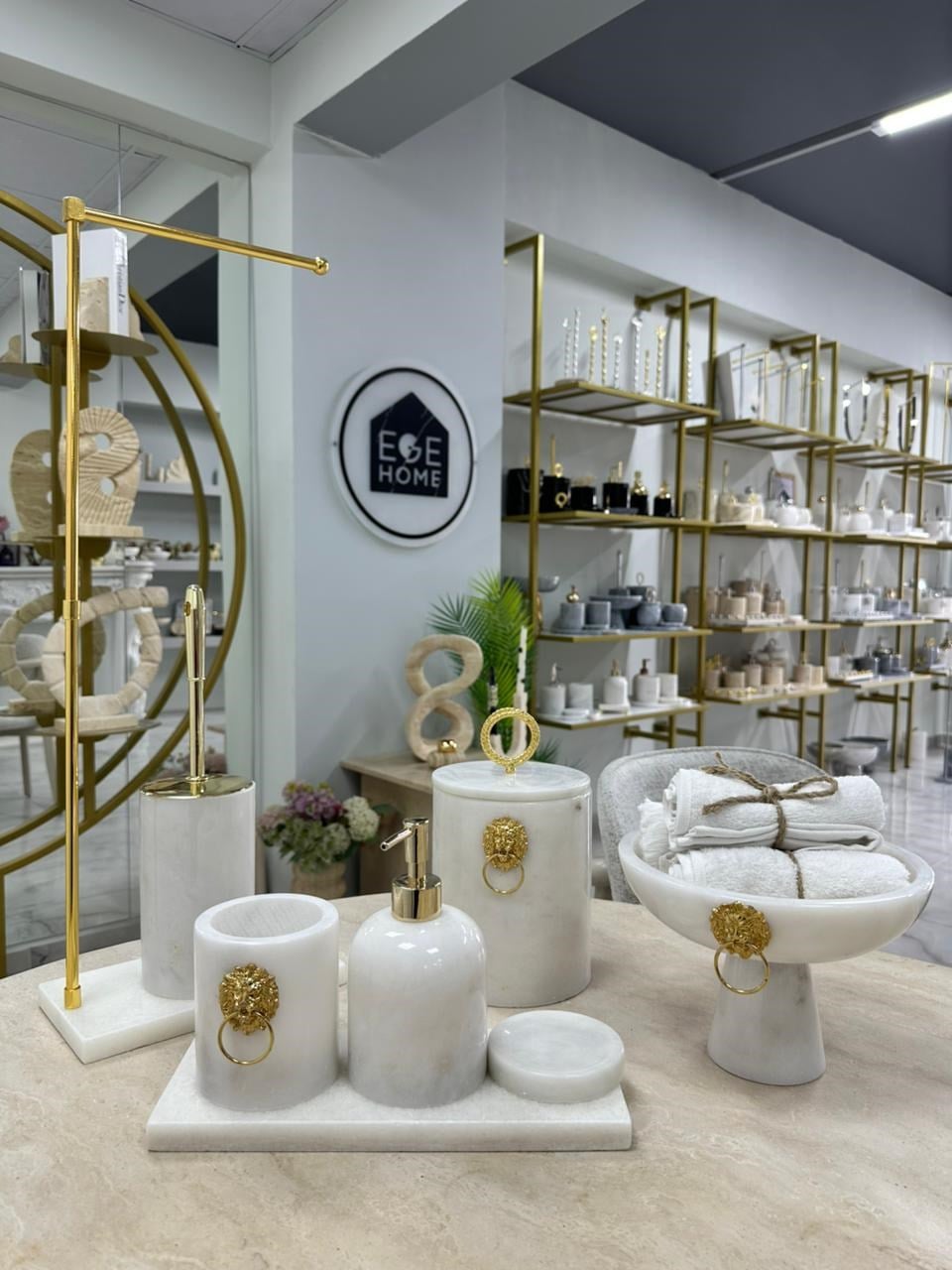 DEKORATİF DOĞAL BEYAZ MERMER 8 PARÇA GOLD ASLAN DETAYLI BANYO SETİ 