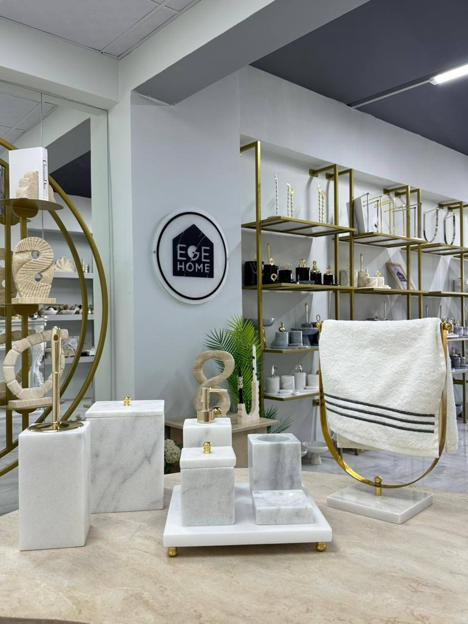 DEKORATİF DOĞAL BEYAZ MERMER KARE FORM 8 PARÇA GOLD TOP BANYO SETİ