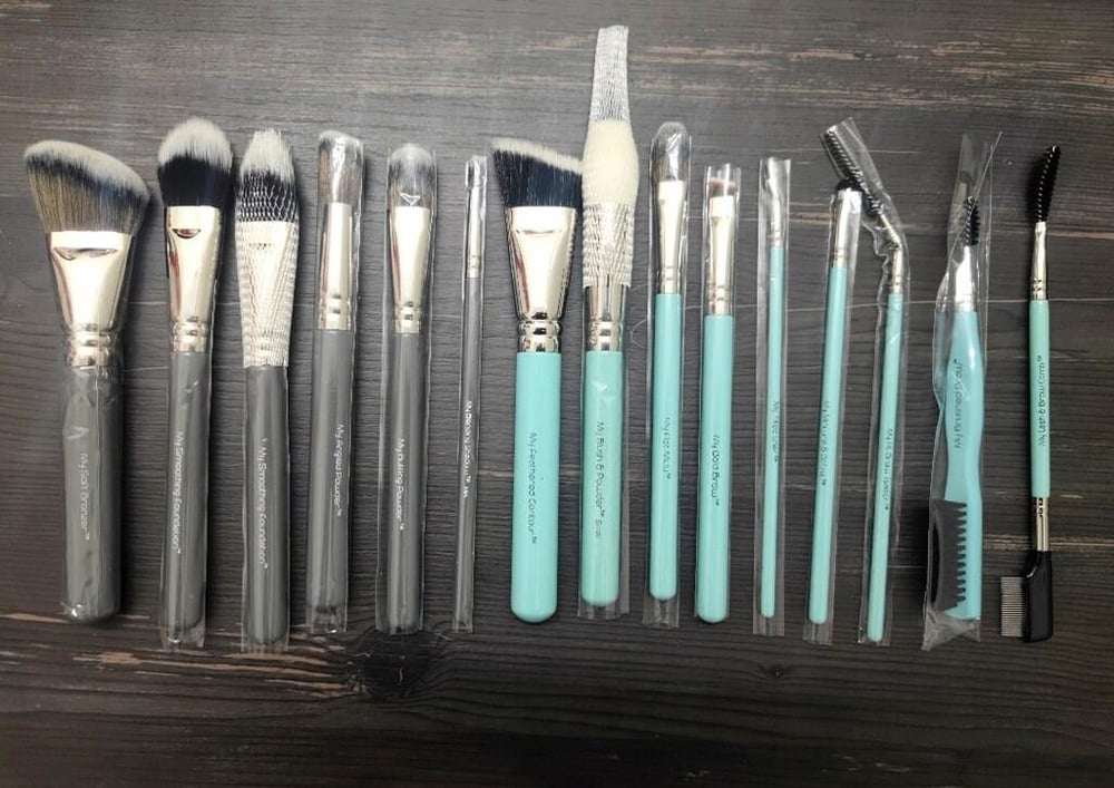 Mykitco. Makyaj Fırçası Seti ve Çanta