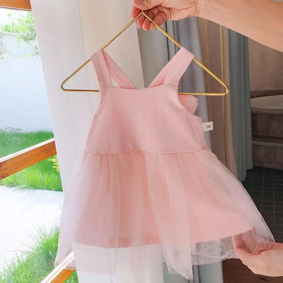 Pembe kanatlı elbise