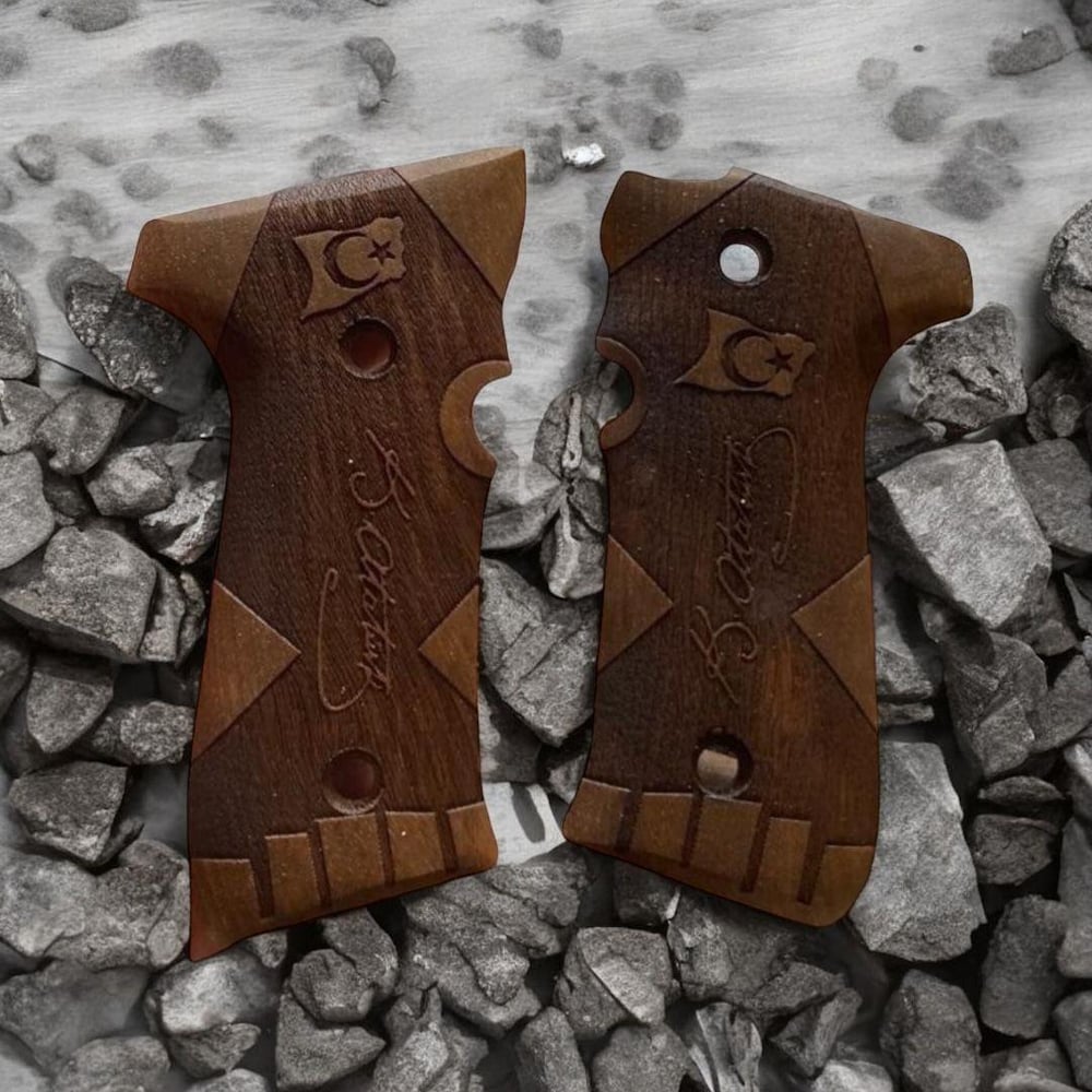 Yavuz K. Atatürk imzalı ve bayrak işlemeli fırınlanmış ceviz kabze