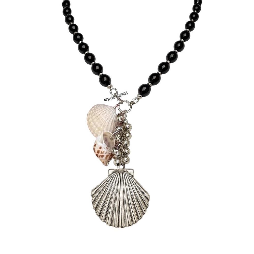 Nesly Accessories Seashell Charm – Siyah Boncuklu Uzun Kolye