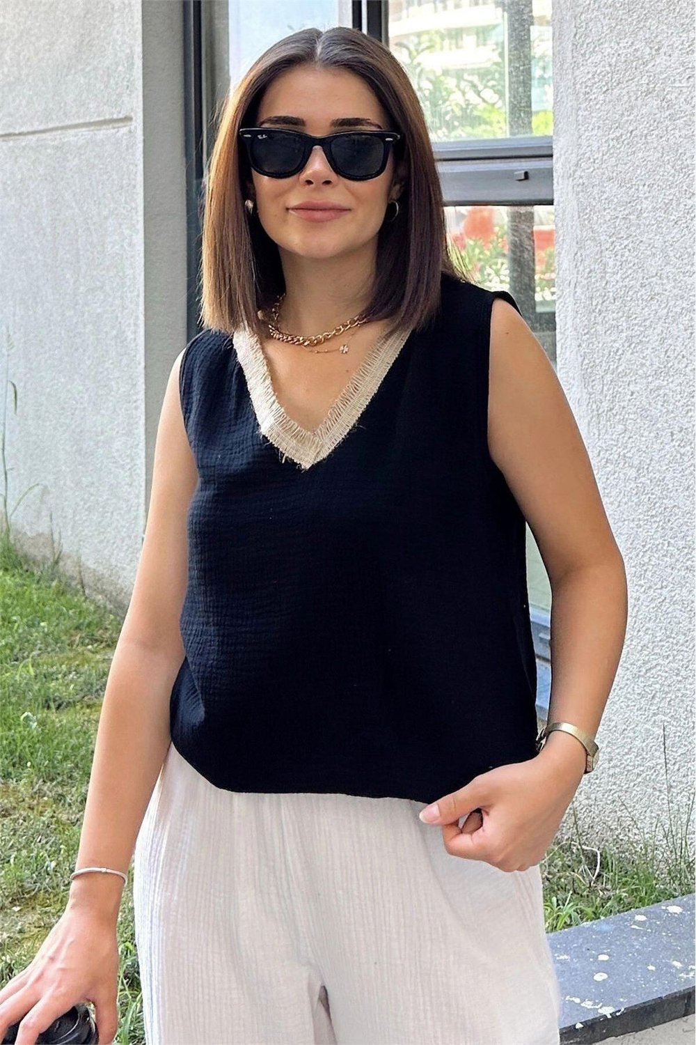 Kadın Siyah Müslin Hasır Detaylı Bluz - 700-3424