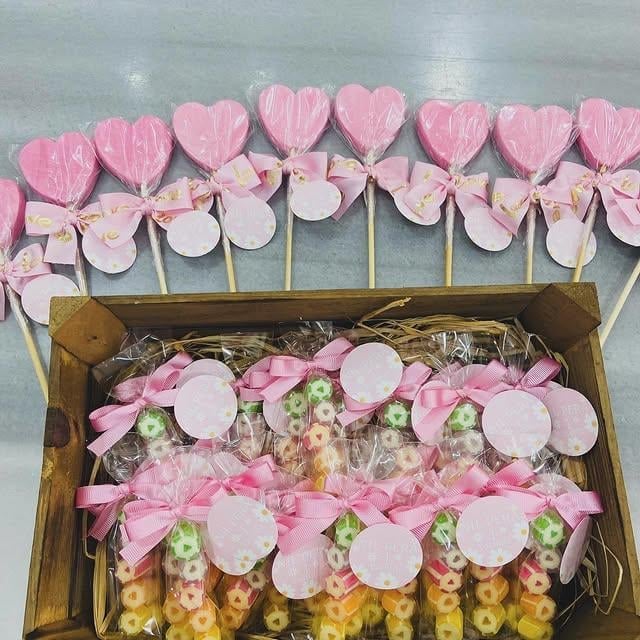 Pembe Düşler: Kalpli Lolipop ve Papatya Temalı 1 Yaş Doğum Günü Şekerleri