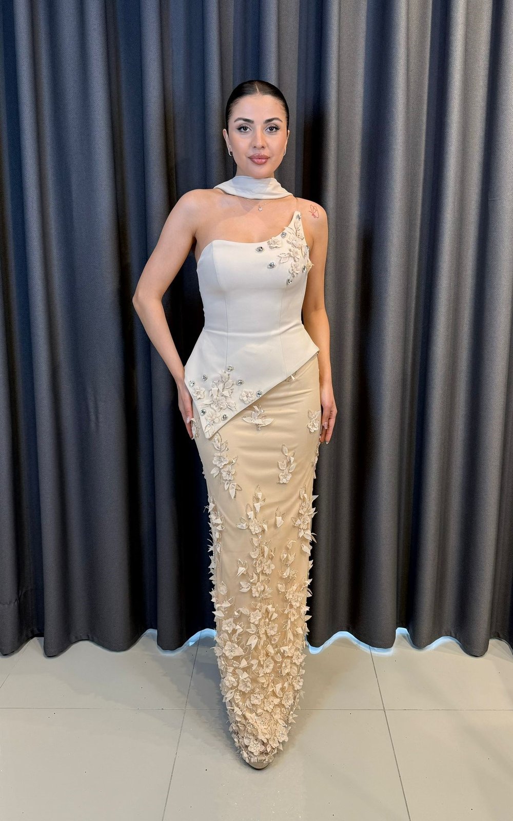 Kristal Taş ve Çiçek Süslemeli Gold Tek Omuz Peplum Abiye Elbise