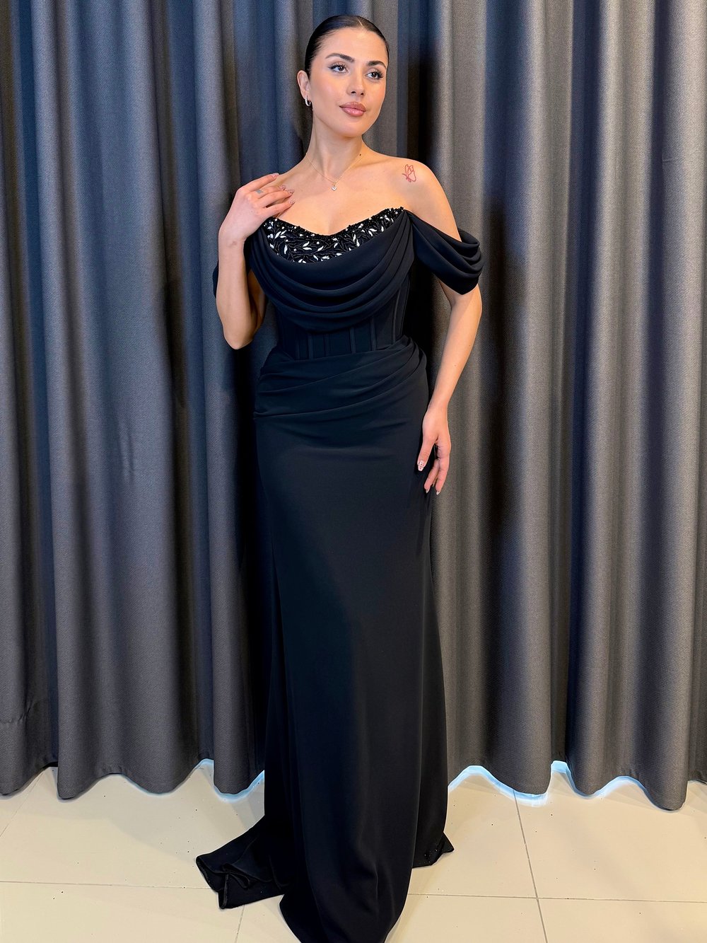 Siyah Düşük Omuz Drape Detaylı Nakış İşlemeli Abiye Elbise