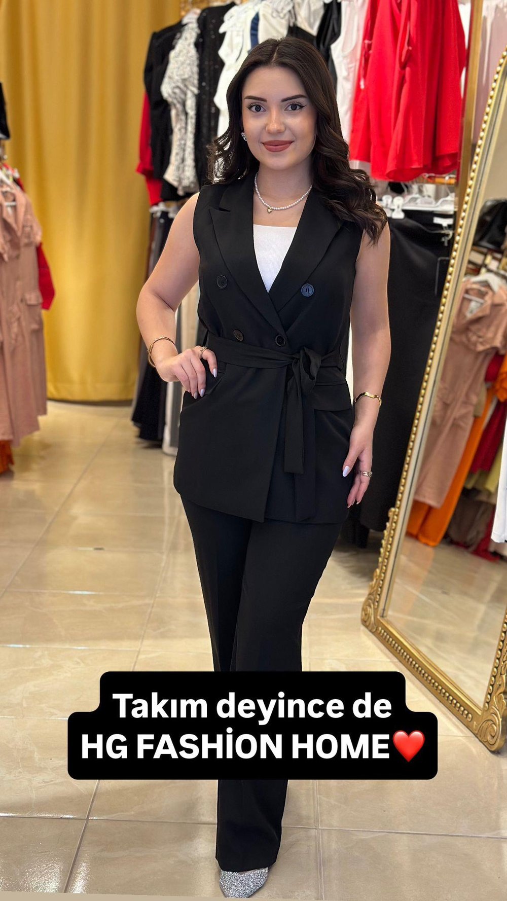 SIYAH YELEKLI TAKIM 