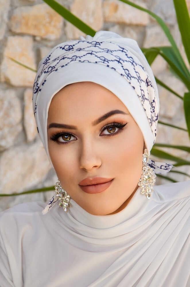 Beyaz Hat Desen Bantlı Hazır Bone