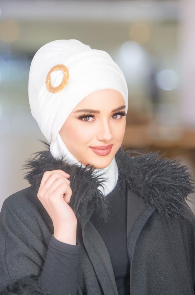 Beyaz Gold Tokalı Atkılı Bone