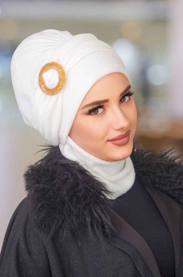 Beyaz Gold Tokalı Atkılı Bone