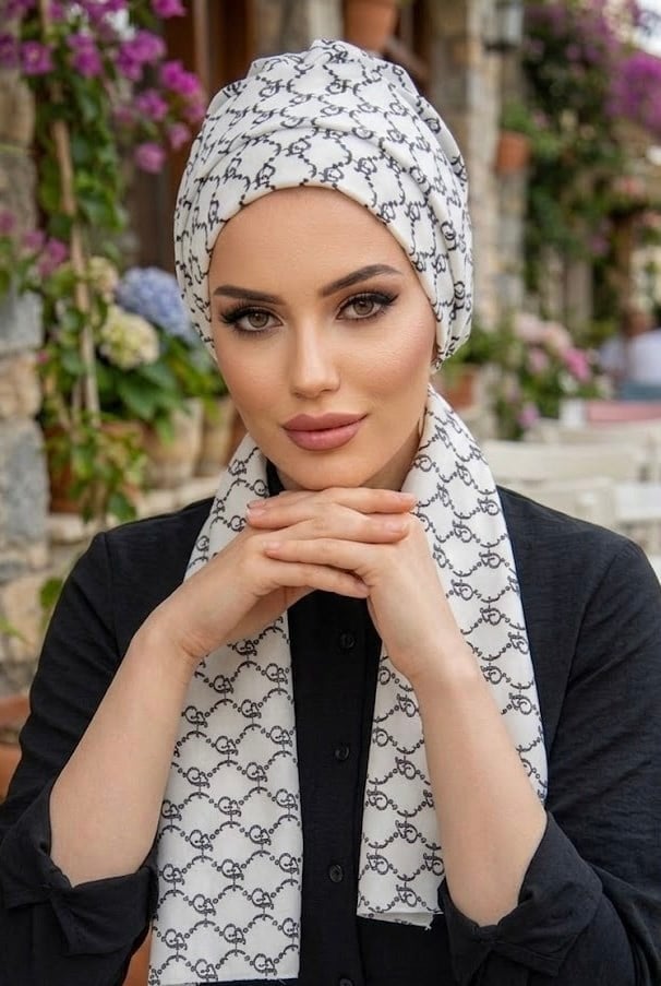Beyaz Hat Desen Atkılı Bone