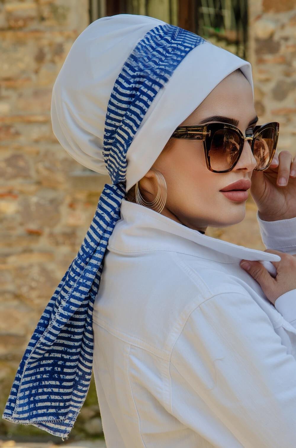 Beyaz Mavi Çizgi Desen Fularlı Bone