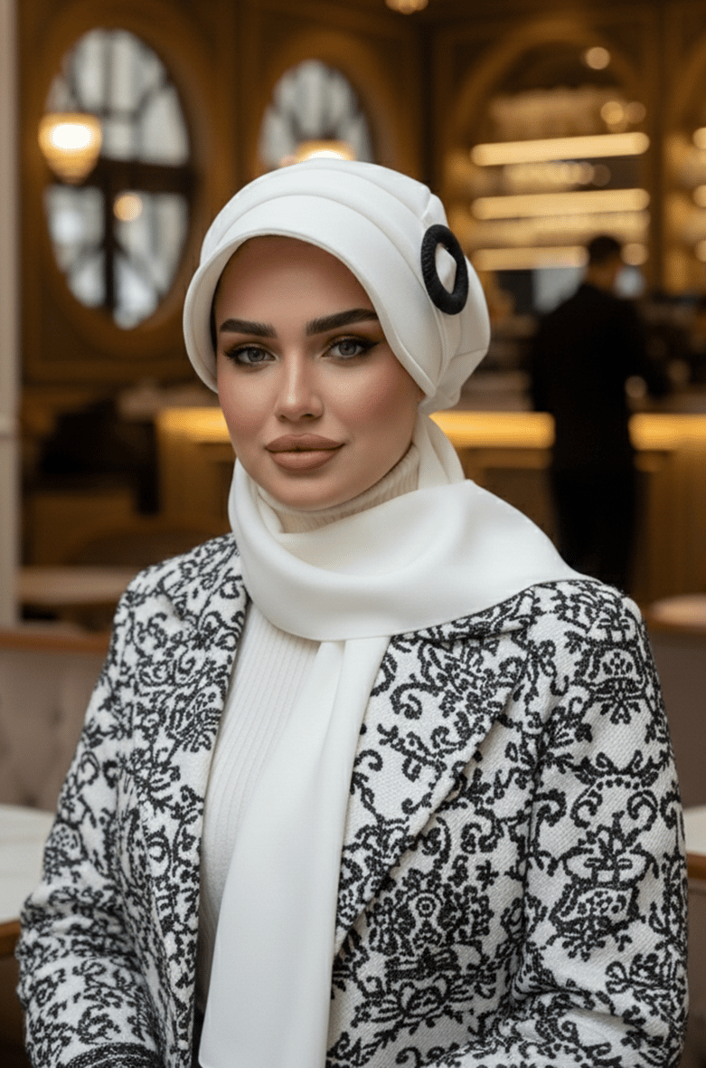 Beyaz Siyah Tokalı Tesettür Şapka