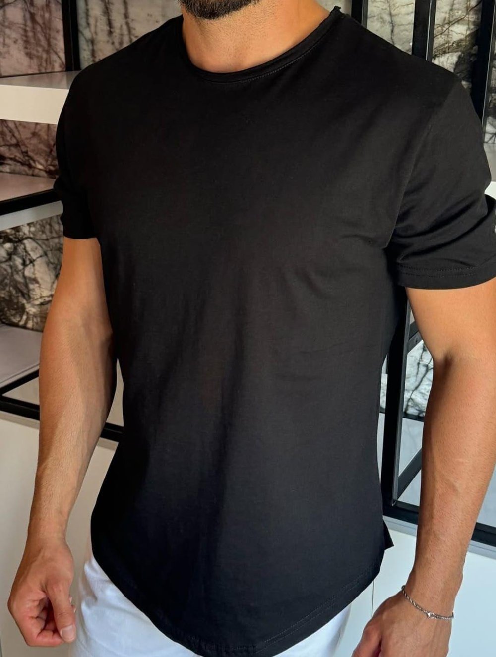 Pis Yaka Yırtmaçlı T-Shirt Siyah