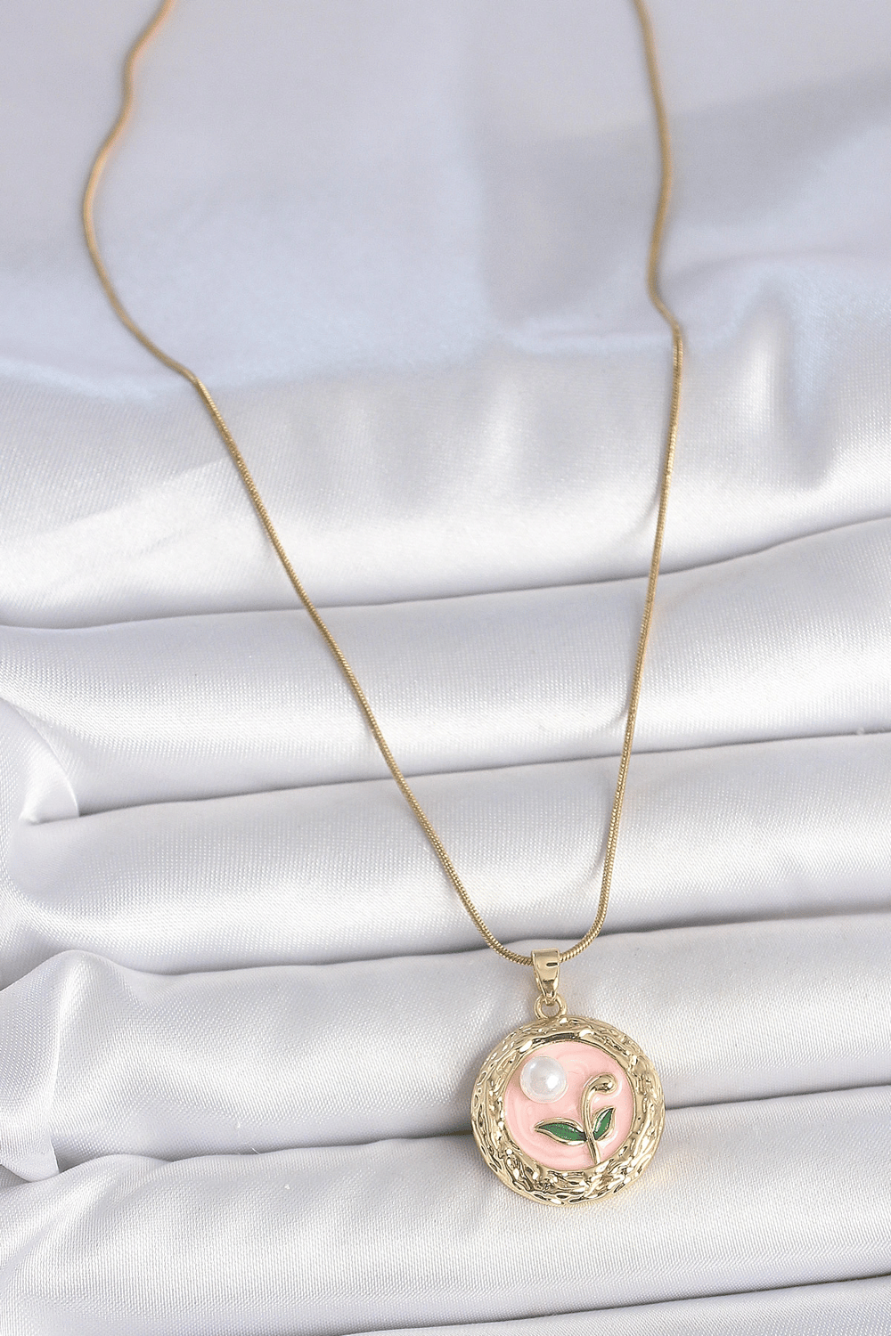 316L Çelik Gold Renk Zincir Pembe Çiçek İşlemeli inci Detay Portre Model Kadın Kolye