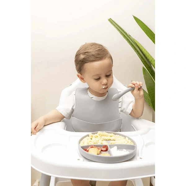 Gri 3’lü Silikon Yemek Seti – Önlük + Diş Kaşıyıcılı Kaşık + Vakumlu Tabak