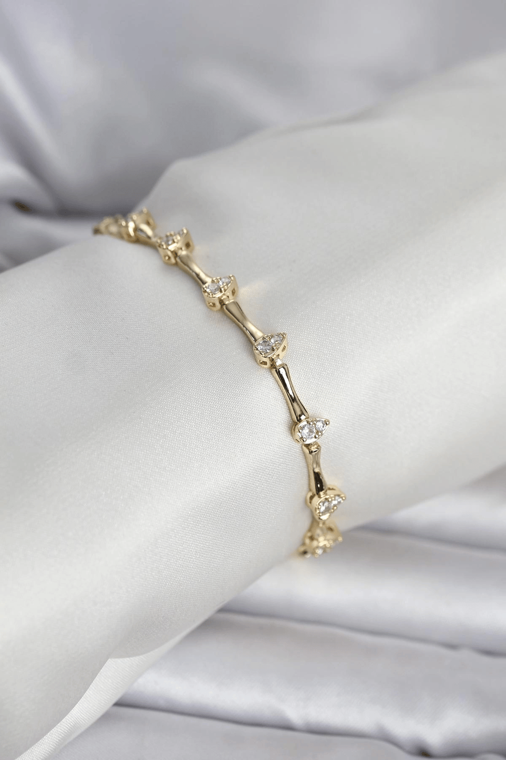 Pirinç Gold Renk Damla Model Zirkon Taşlı Kadın Bileklik