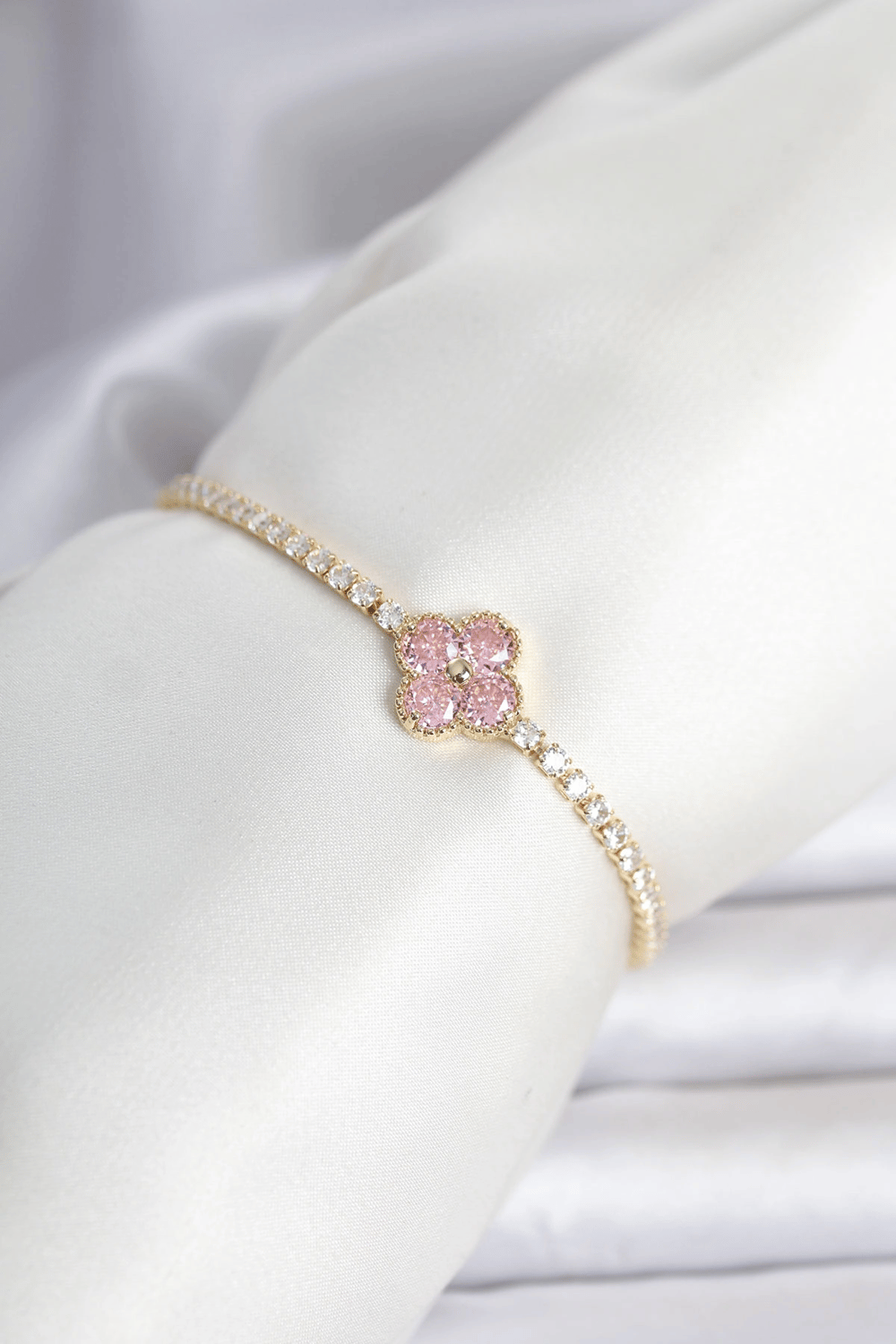 Pirinç Gold Renk Pembe Zirkon Taşlı Yonca Model Su Yolu Kadın Bileklik