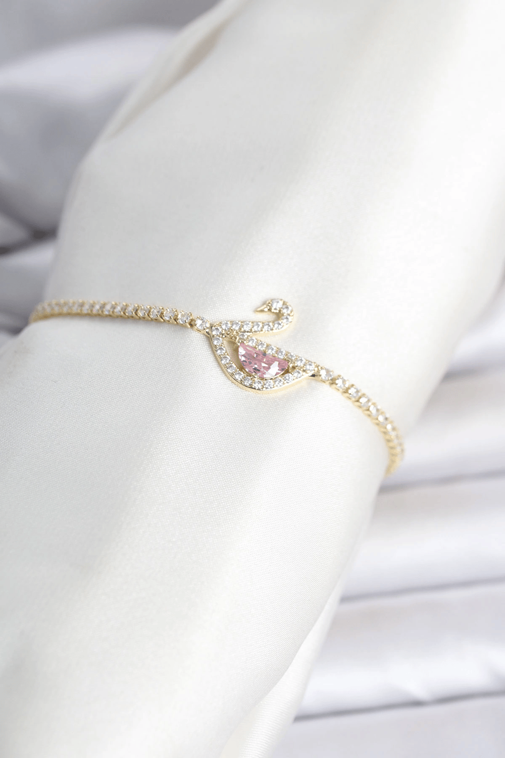 Pirinç Gold Renk Zirkon Taşlı Swan Model Su Yolu Kadın Bileklik