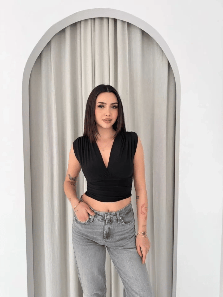 Vatkalı Kolsuz V Yaka Drapeli Crop Bluz Likralı Fit - Siyah