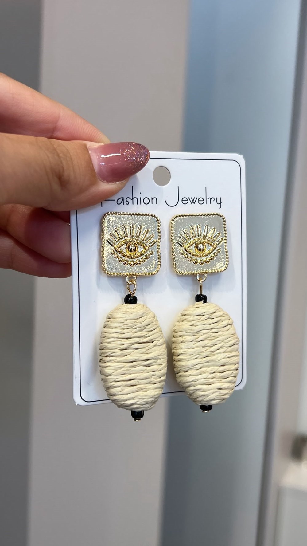 Göz Detaylı Hasır Oval Model Krem Küpe