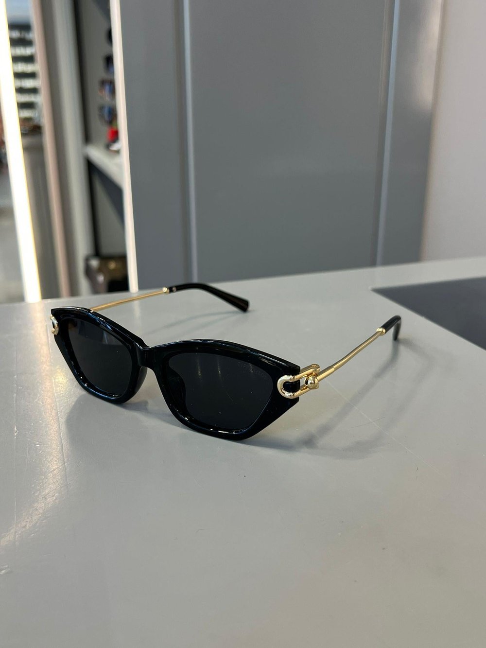 Marka Model Kemik Gold Detaylı Siyah Gözlük