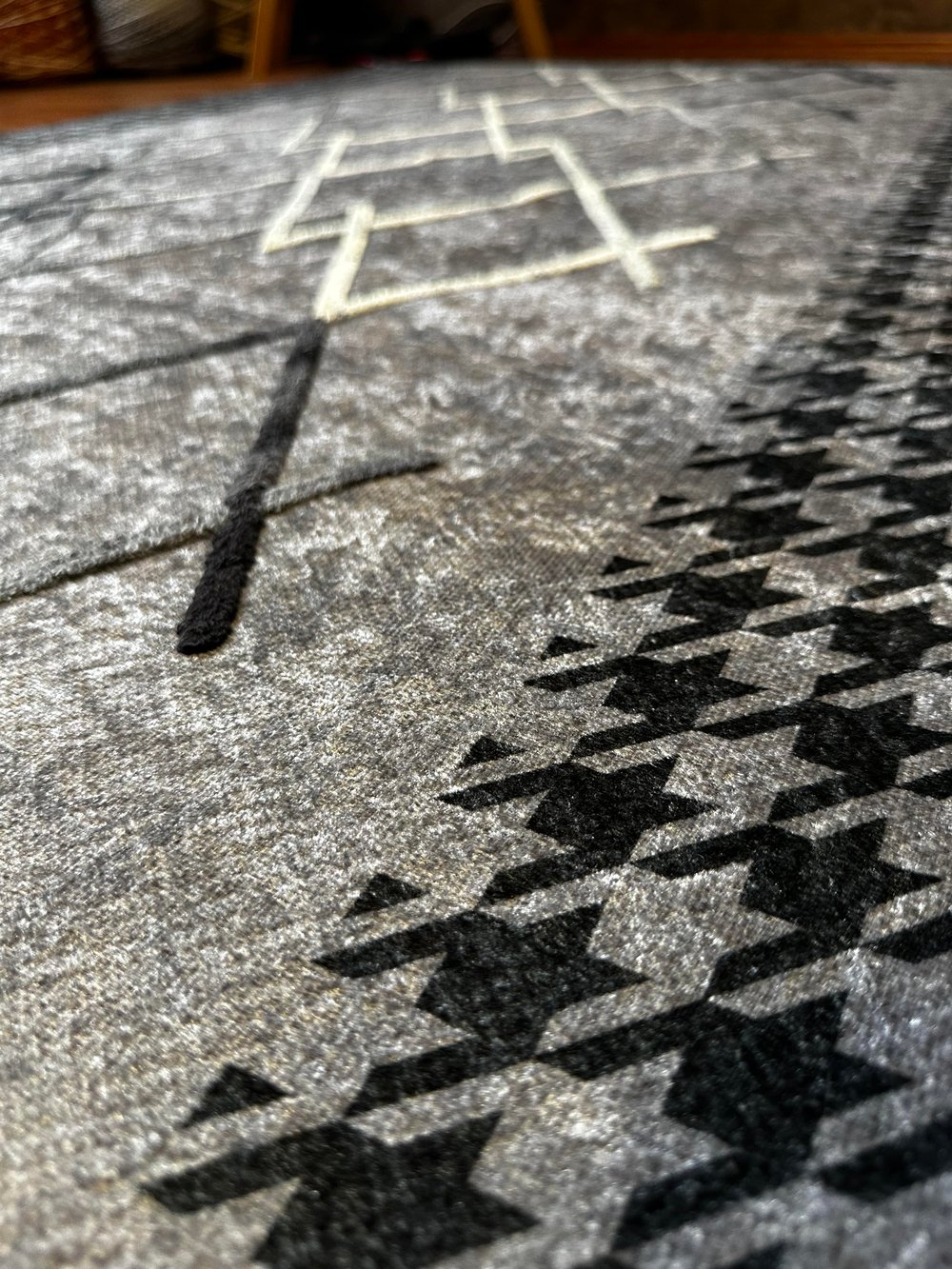 Baklava Desenli Kazayağı Detaylı Saçaklı Makinede Yıkanabilir Dekoratif Gri Renk Kilim