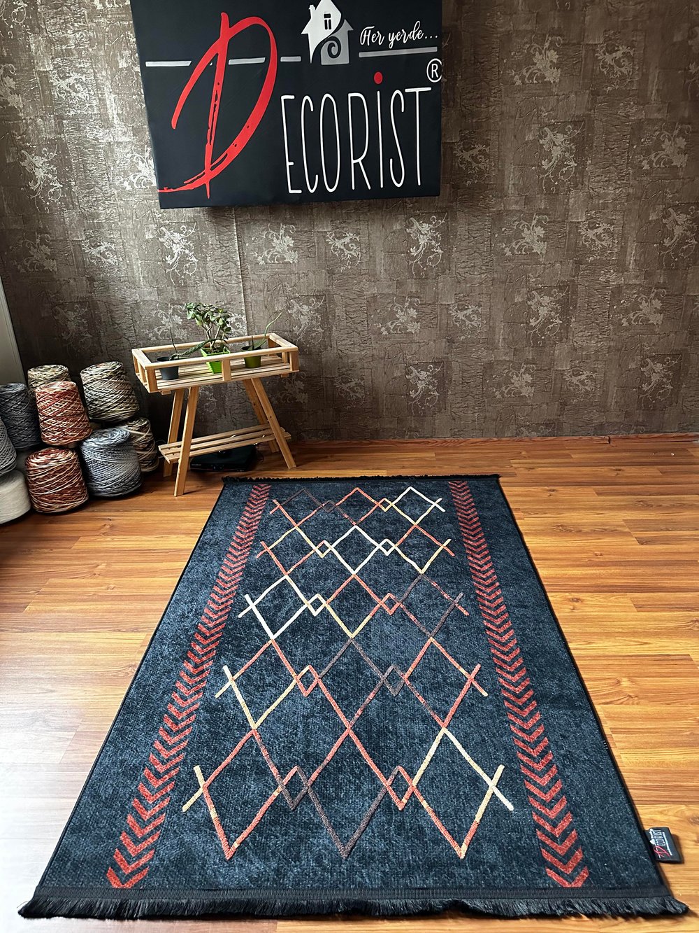 By Özer Halı Baklava Desenli Zikzak Detaylı Siyah Renk Saçaklı Makinede Yıkanabilir Kilim