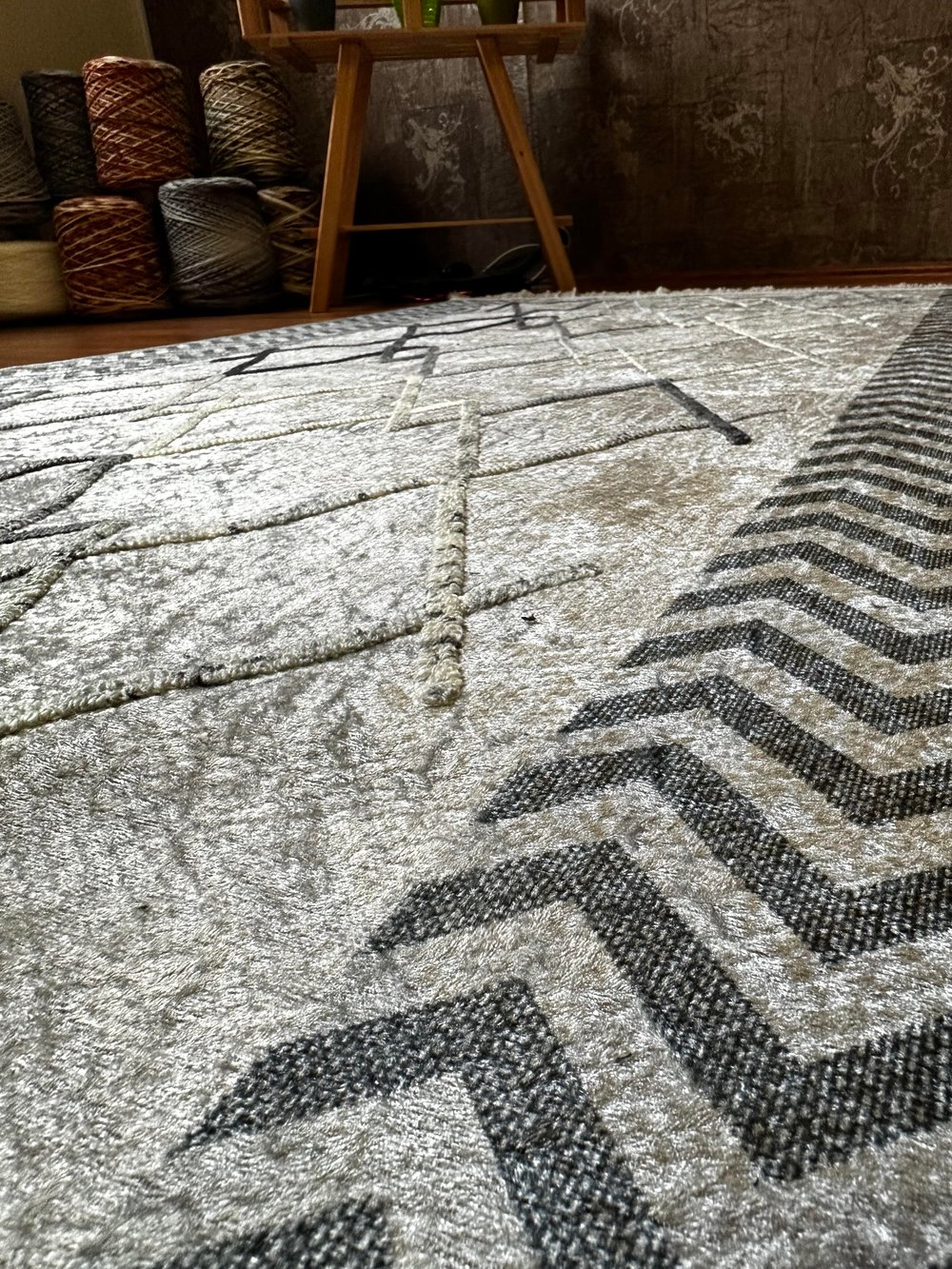 By Özer Halı Baklava Desenli Zikzak Detaylı Gri Renk Saçaklı Makinede Yıkanabilir Kilim