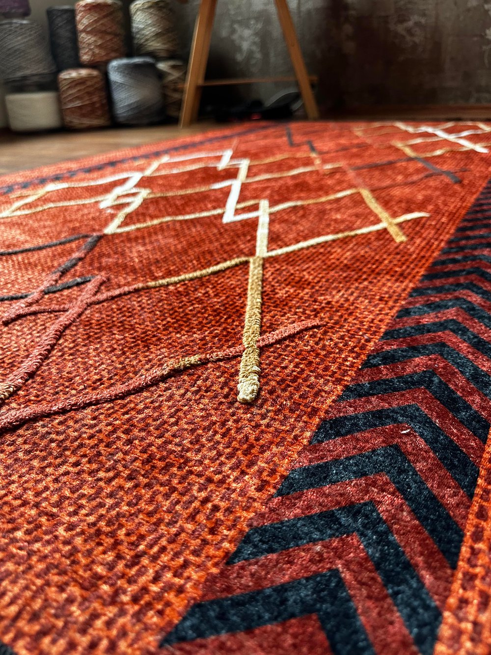 By Özer Halı Baklava Desenli Zikzak Detaylı Kiremit Renk Saçaklı Makinede Yıkanabilir Kilim