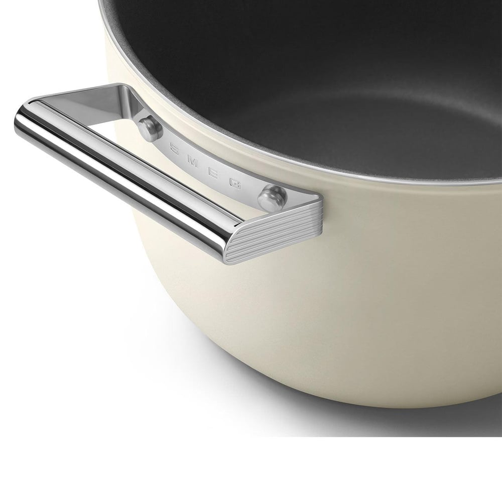 Smeg Cookware 50S Style Krem Tencere Cam Kapaklı 26 Cm, 4.5Mm Taban Kalınlığı, 7,6 Lt