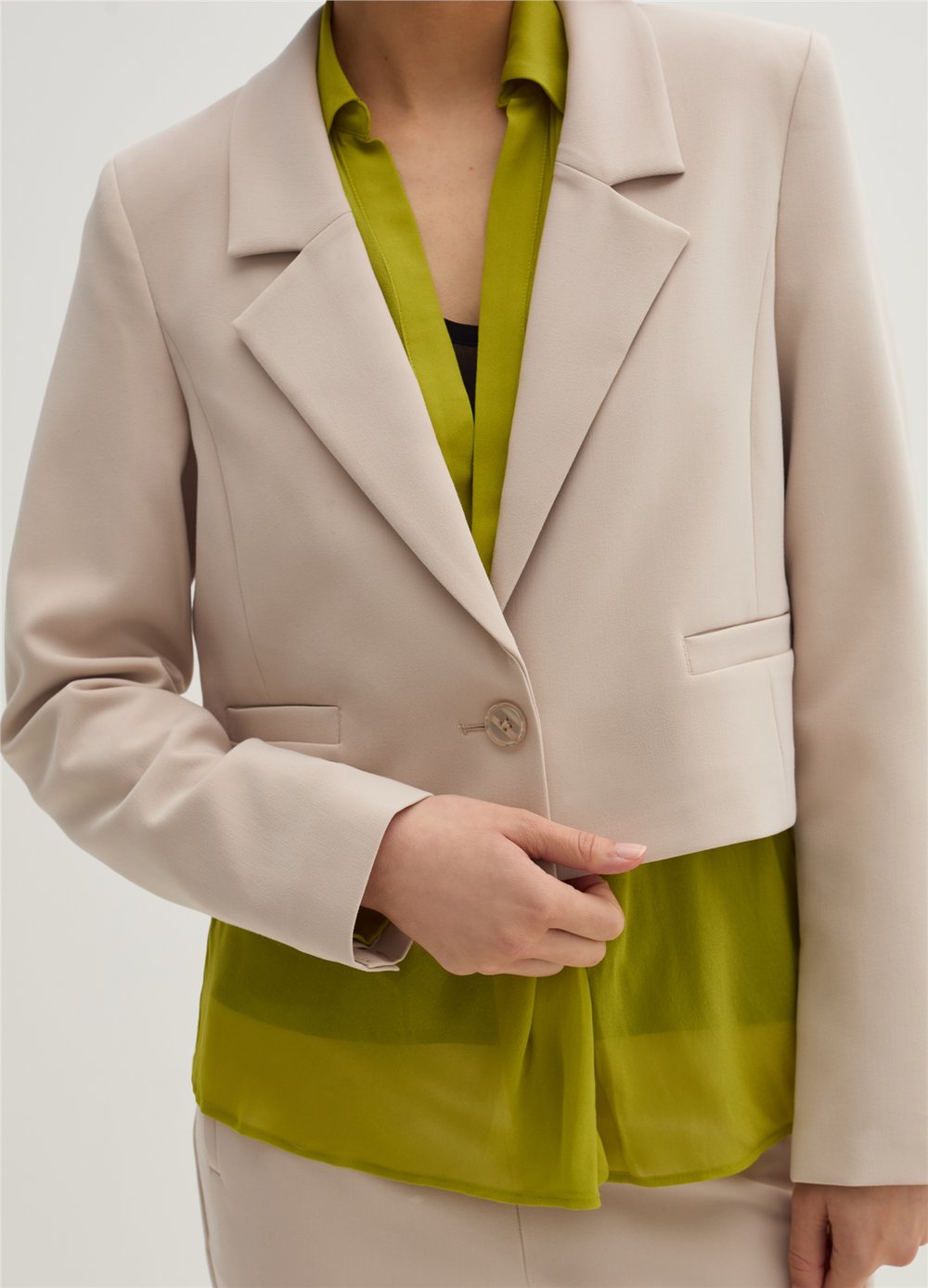 Katmanlı Crêpe Kısa Kesim Düğmeli Bej Blazer
