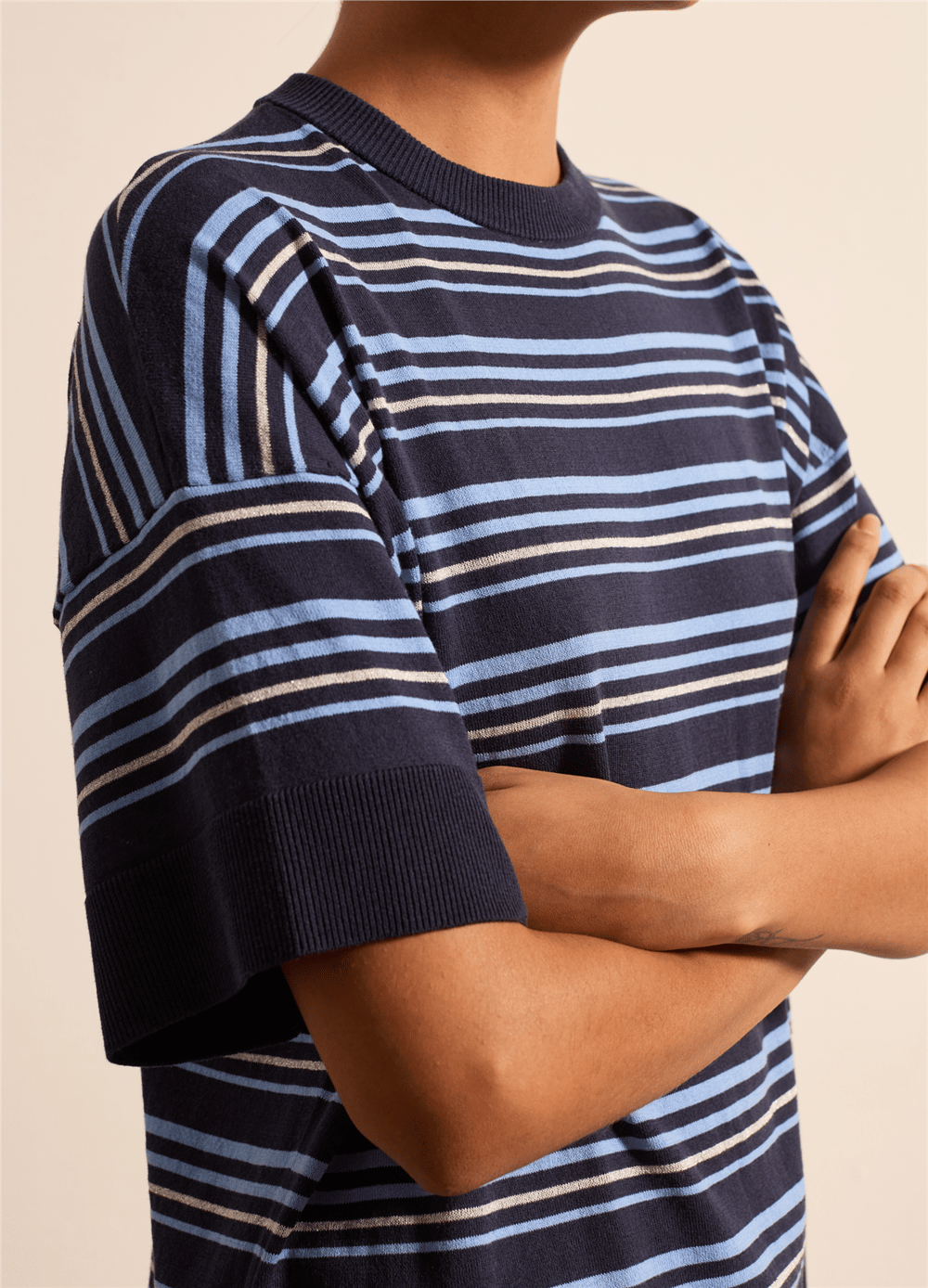 Lurex Detaylı Çizgili Crepe Siyah Tişört