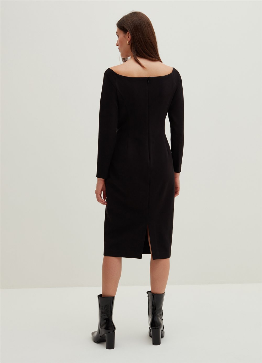 Omuzları Açık Slim-Fit Siyah Elbise