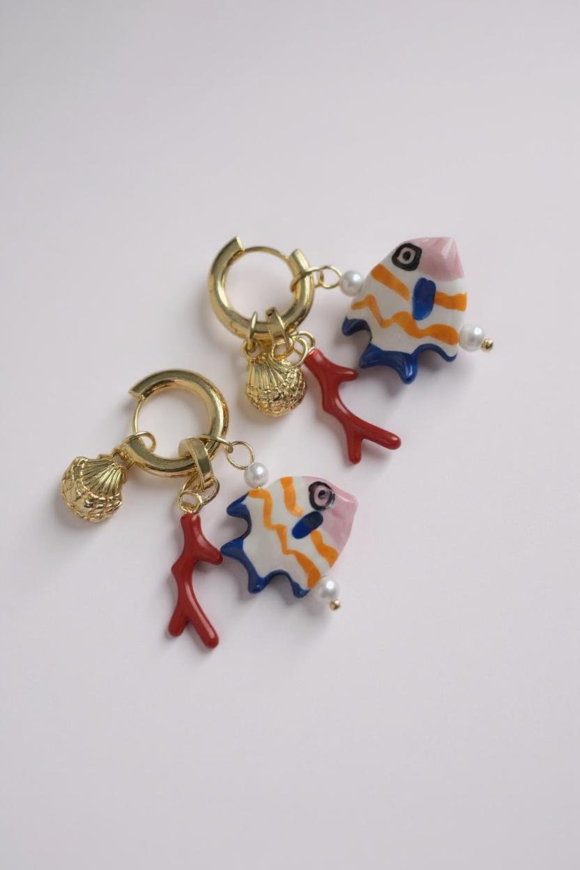 CHARM DETAYLI BALIK MERCAN KÜPE
