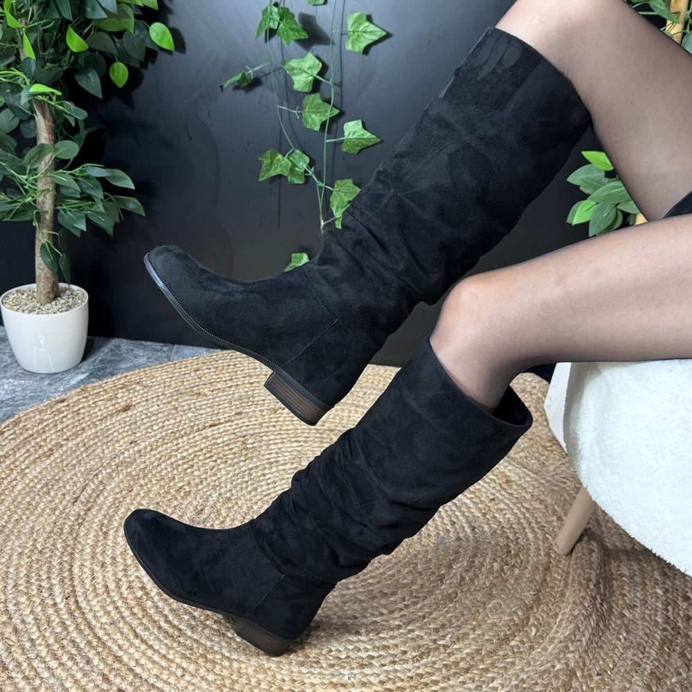 DÜZ KISA TOPUK SİYAH SÜET ÇİZME M4504