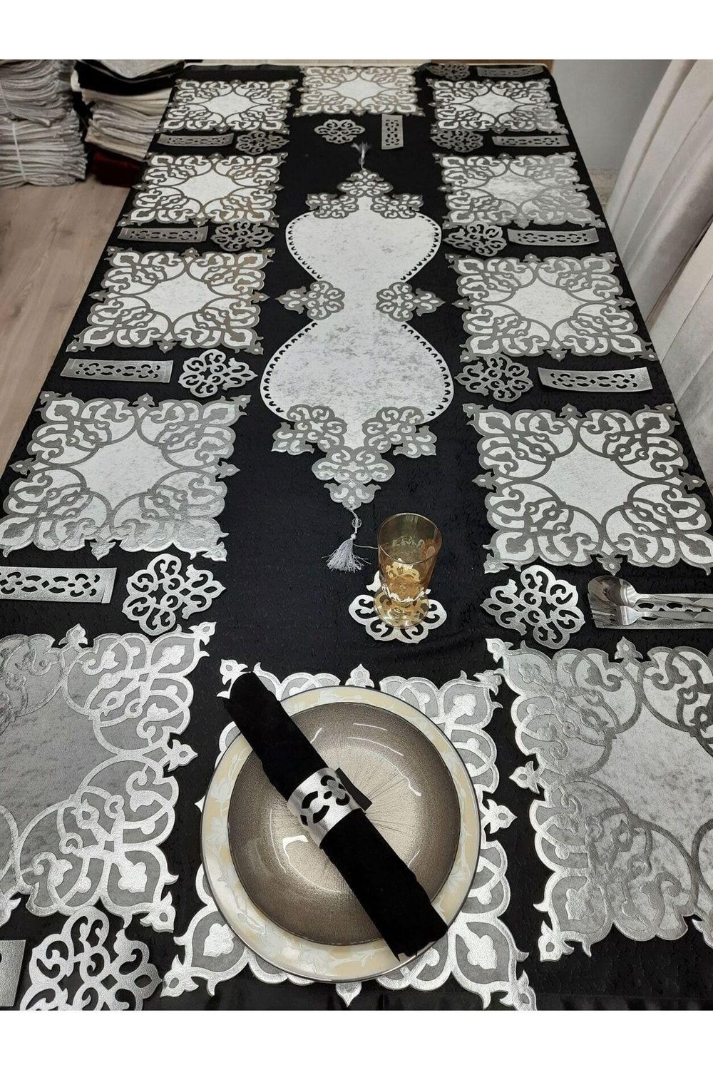 1 Ad.(98X30CM) Runner,12 Ad.(33X33CM) Servis,12 Ad.b.altlığı, 12 Ad.kaşıklık/37 Parça/gri-gümüş