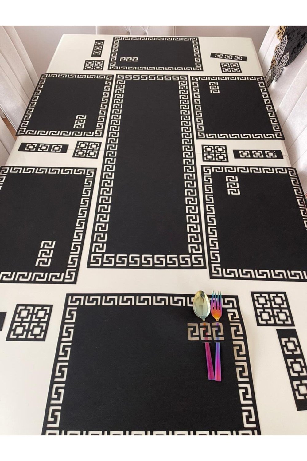 1 Runner(100X33CM), 6 Servis(44X33CM), 6 B.altlığı, 6 Kaşıklık/toplam 19 Parça/suni Deri