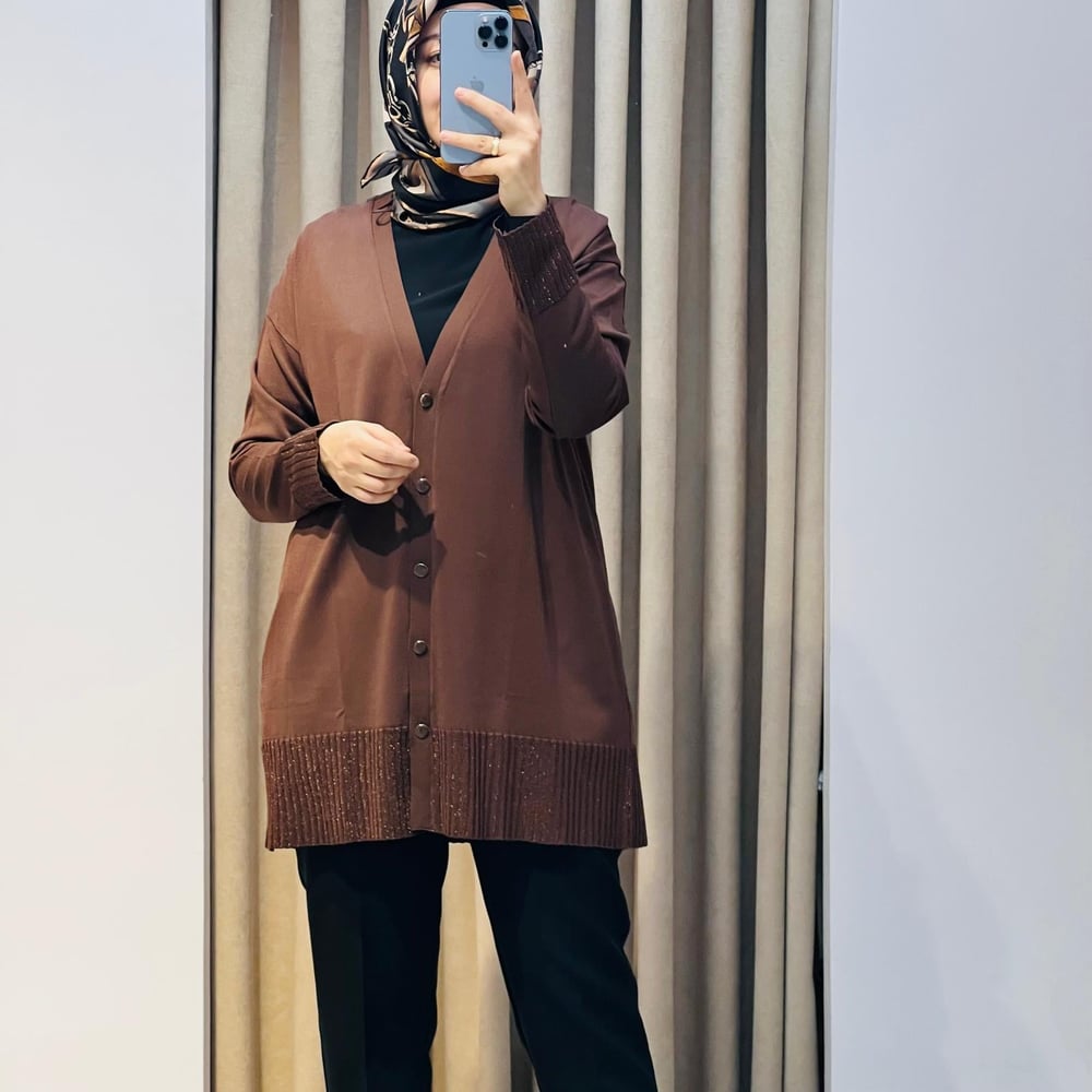 TIĞ TRİKO ETEĞİ SİMLİ ÖNDEN DÜĞMELİ RAYON HIRKA KAHVERENGİ
