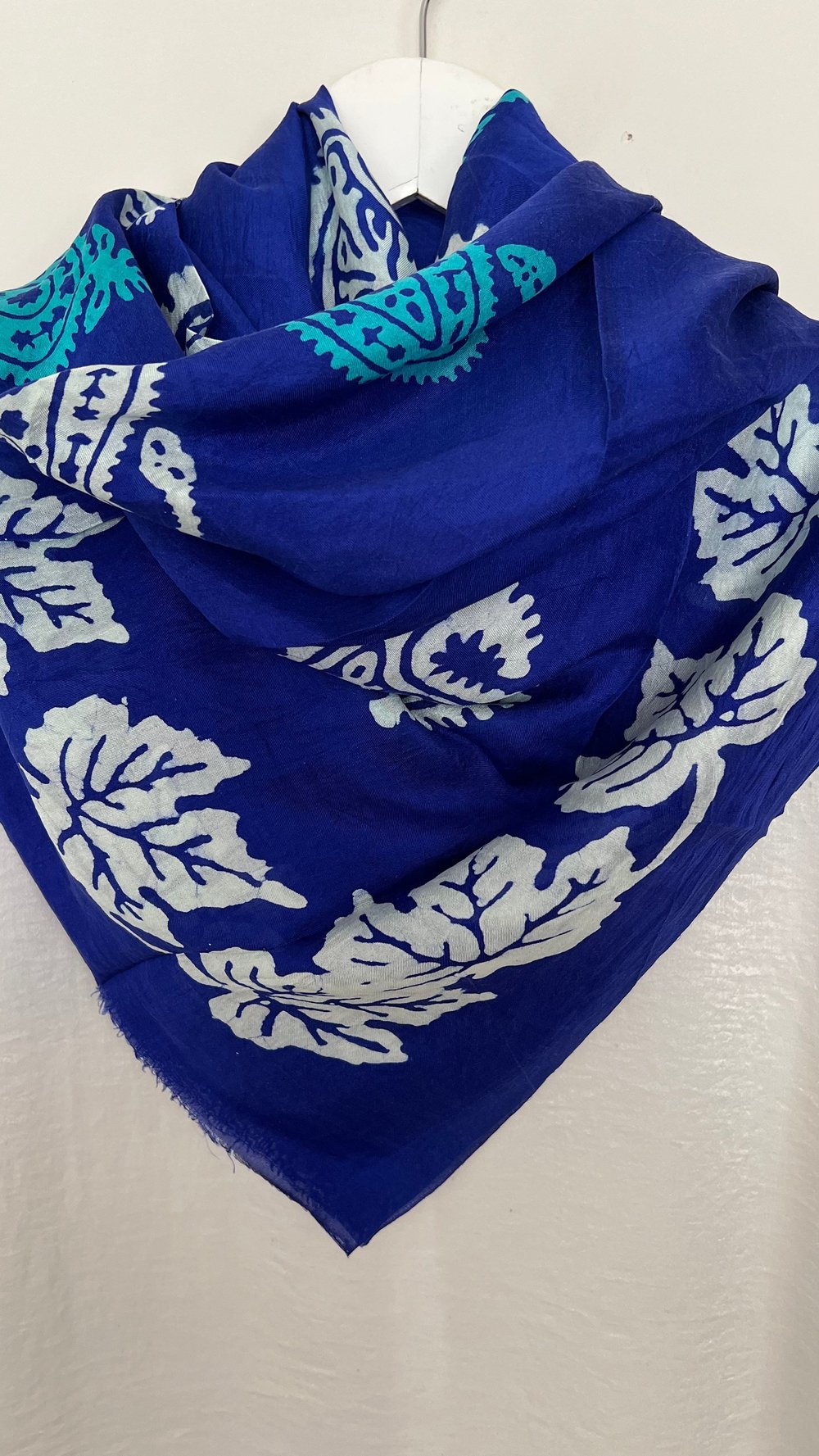 Safir Mavisi Saf Koza İpek Kelgayi Eşarp 120x120