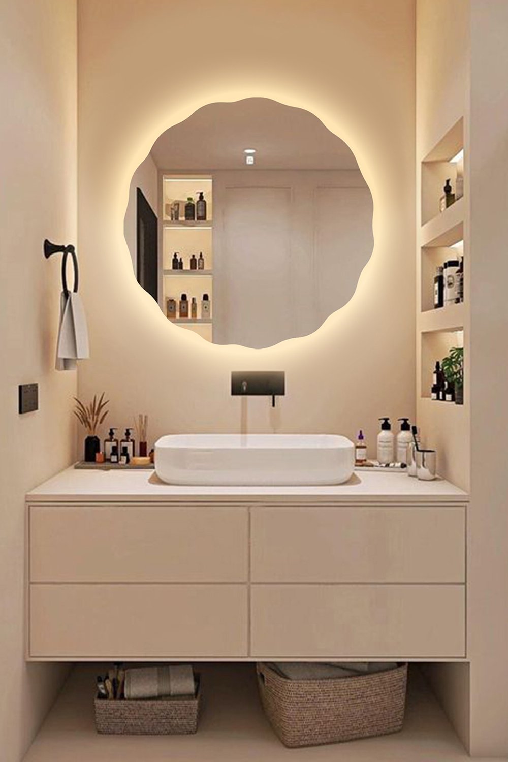 Beyaz Şık Asimetrik Papatya Desenli LED Banyo Lavabo Duvar Aynası Sarı Işık