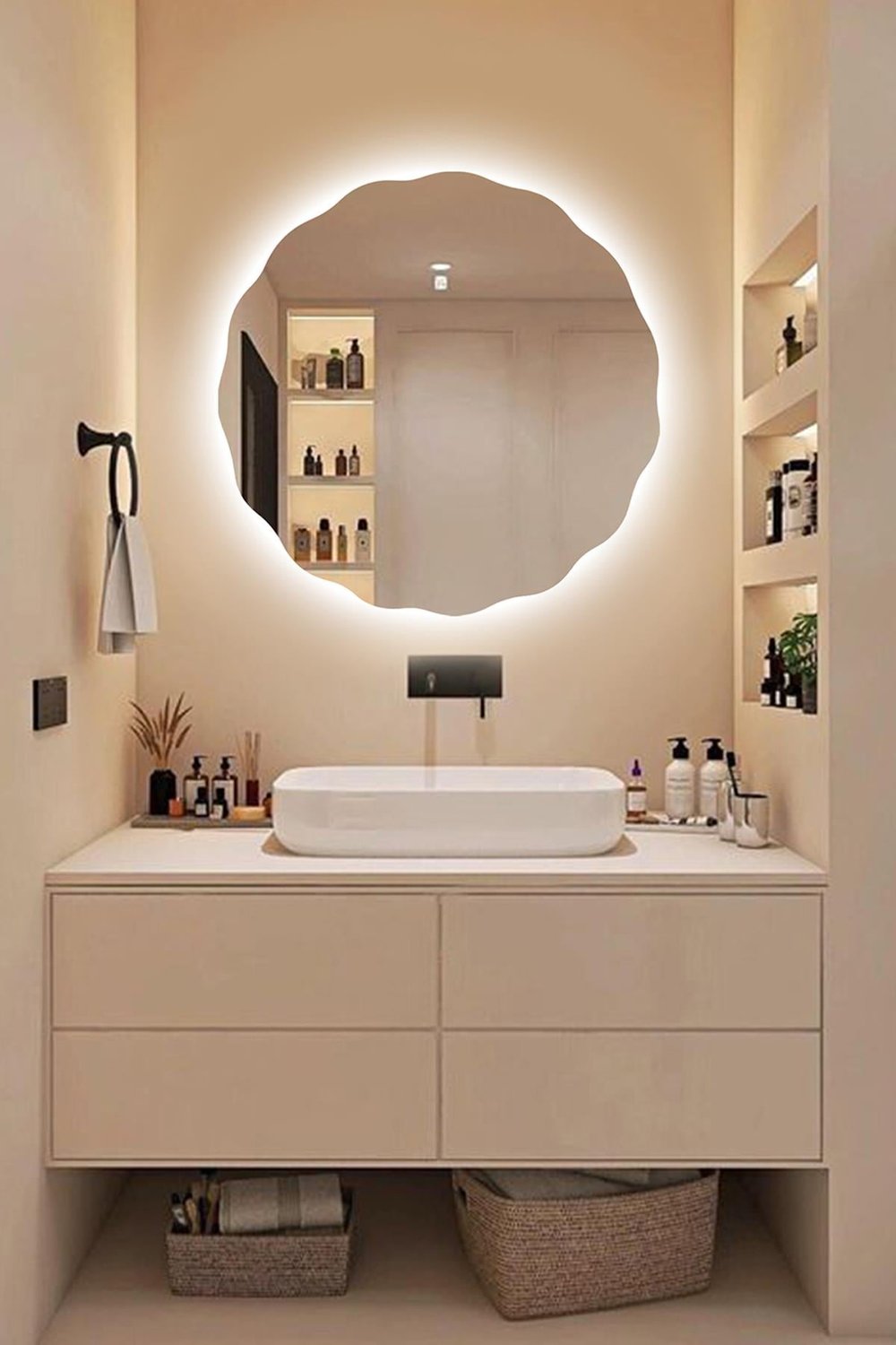 Beyaz Şık Asimetrik Papatya Desenli LED Banyo Lavabo Duvar Aynası