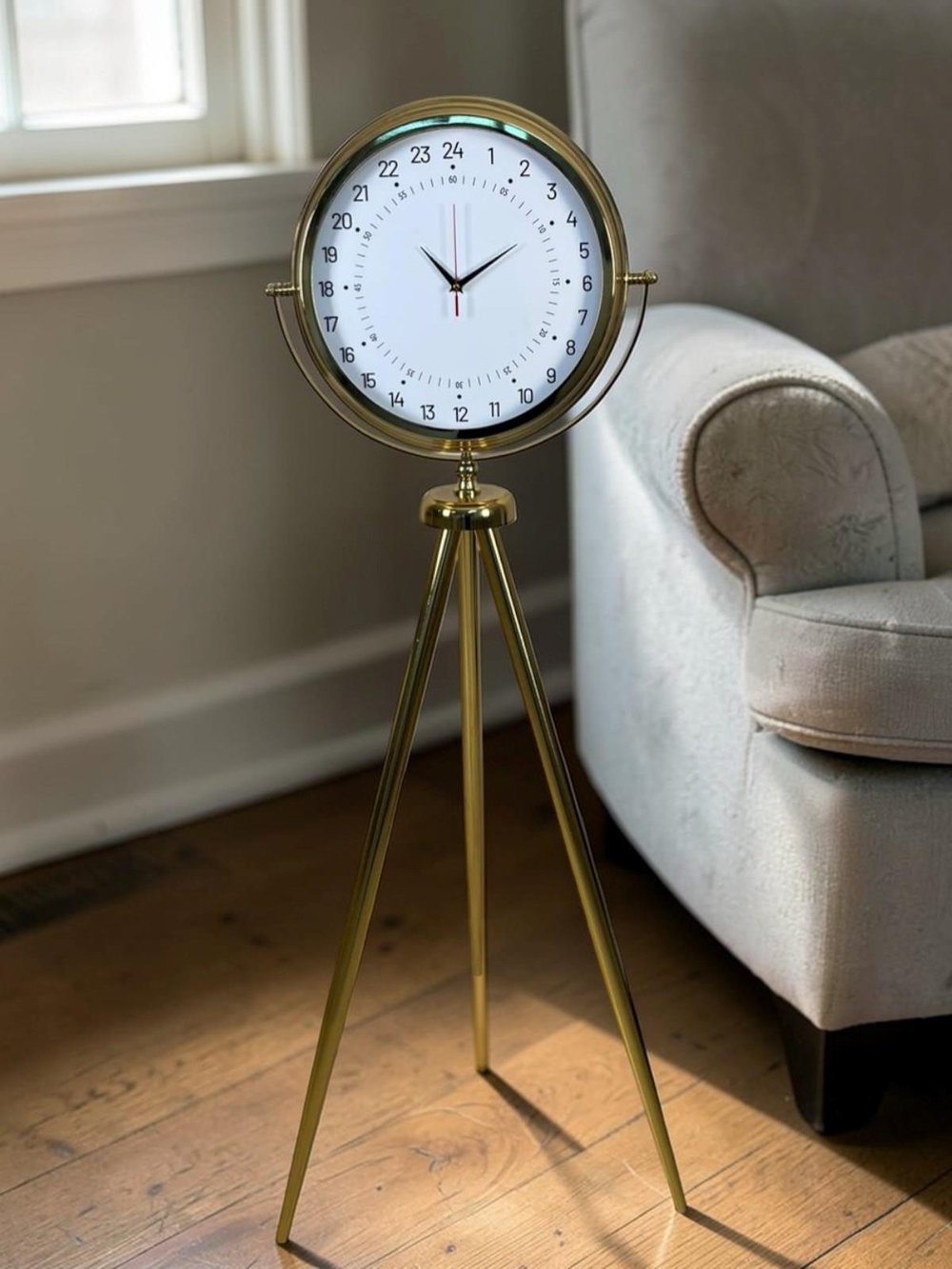 24 Saat Göstergeli Özel Tasarım Gold Tripod Ayaklı Duvar Saati
