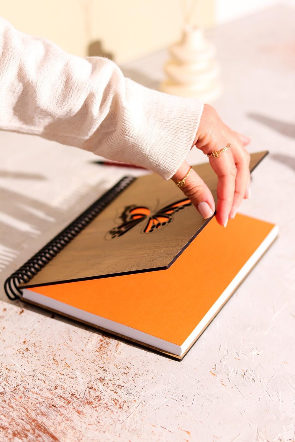 Doğal Ahşap Kapaklı Çizgisiz Defter – Şık ve Dayanıklı Tasarım