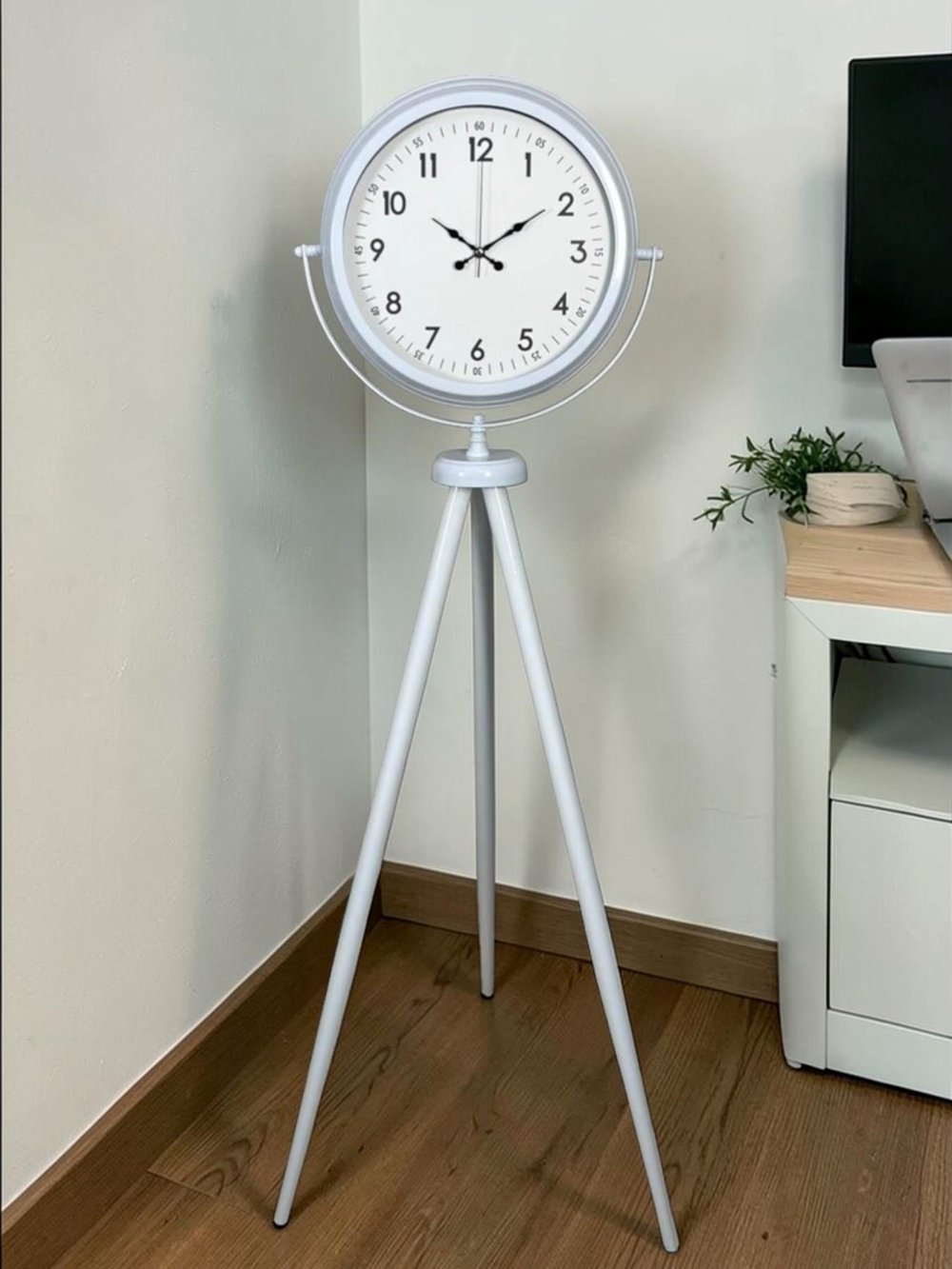 Elegance Beyaz Tripod Ayaklı Saat